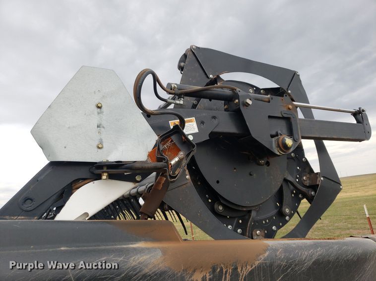 image for item DQ0563 2010 MacDon FD70  flex draper head