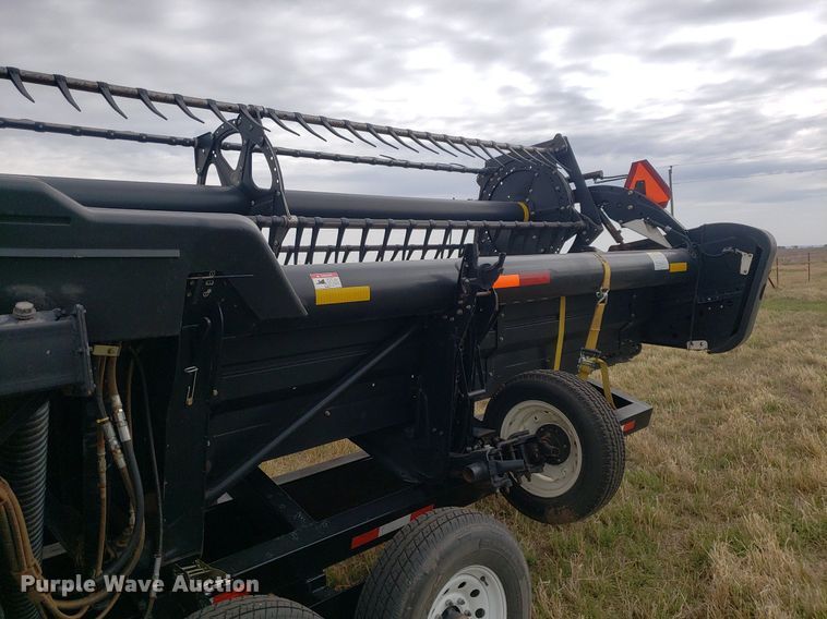 image for item DQ0563 2010 MacDon FD70  flex draper head