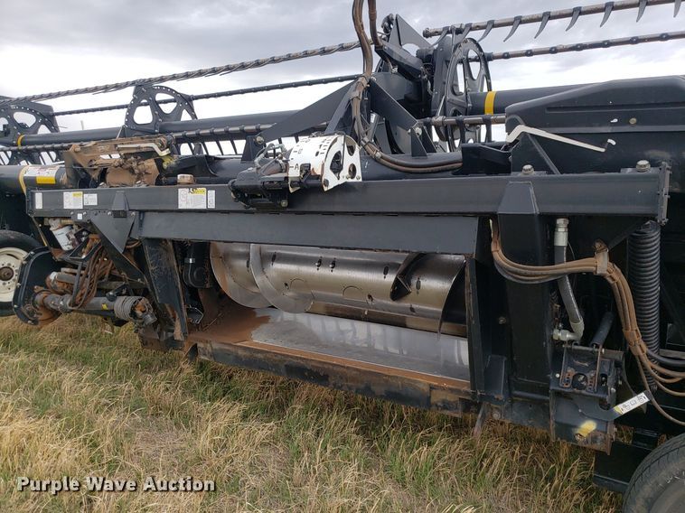 image for item DQ0563 2010 MacDon FD70  flex draper head