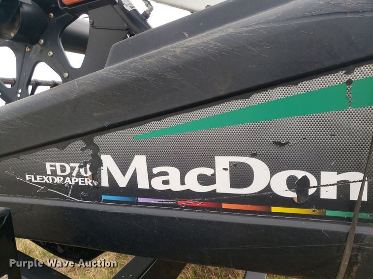 image for item DQ0563 2010 MacDon FD70  flex draper head