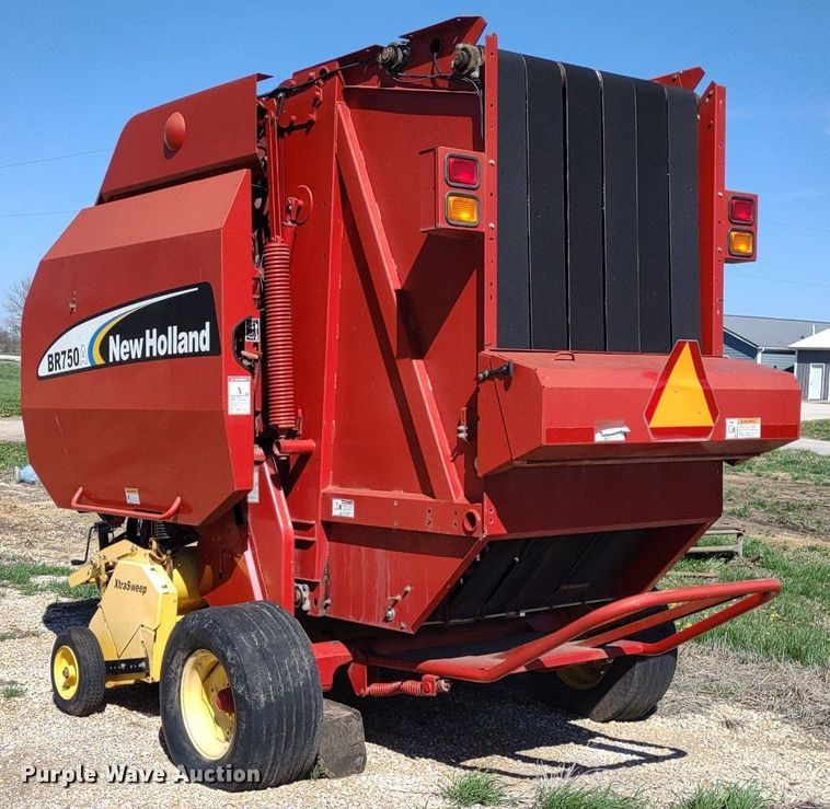 image for item DQ1673 2006 New Holland BR750A  round baler