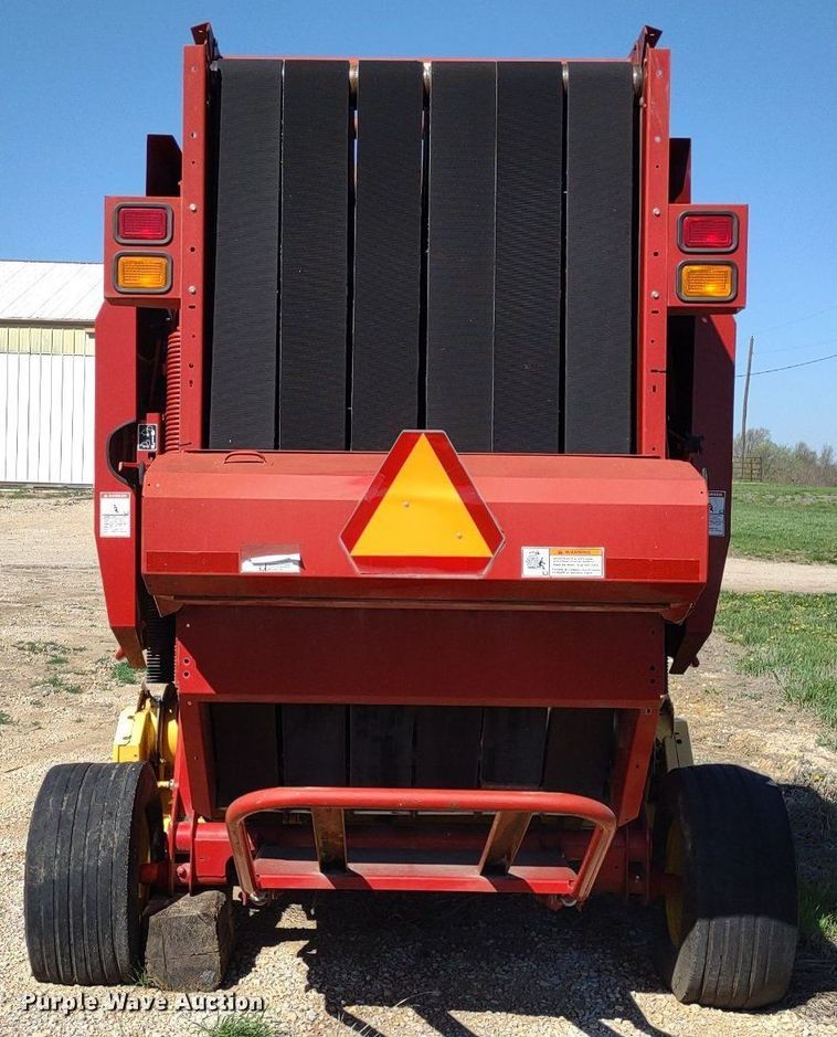 image for item DQ1673 2006 New Holland BR750A  round baler