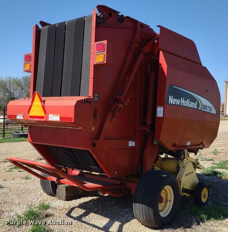 image for item DQ1673 2006 New Holland BR750A  round baler