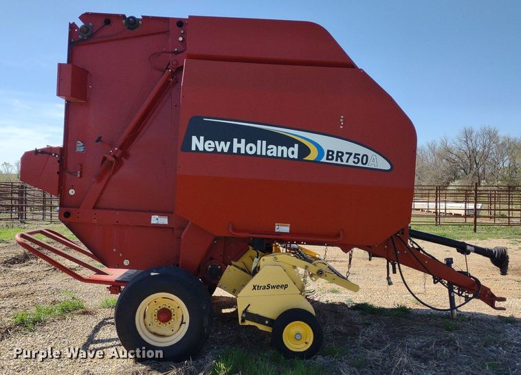 image for item DQ1673 2006 New Holland BR750A  round baler