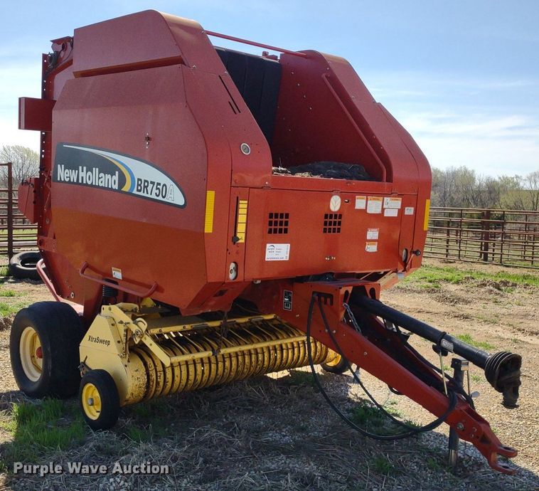 image for item DQ1673 2006 New Holland BR750A  round baler