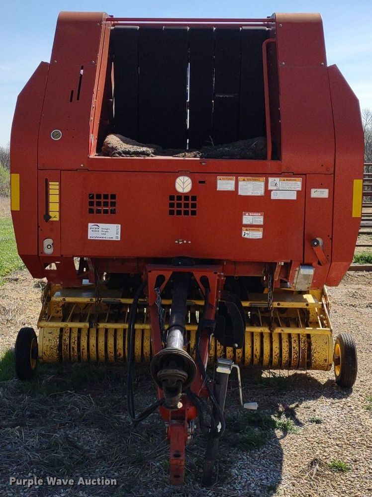 image for item DQ1673 2006 New Holland BR750A  round baler