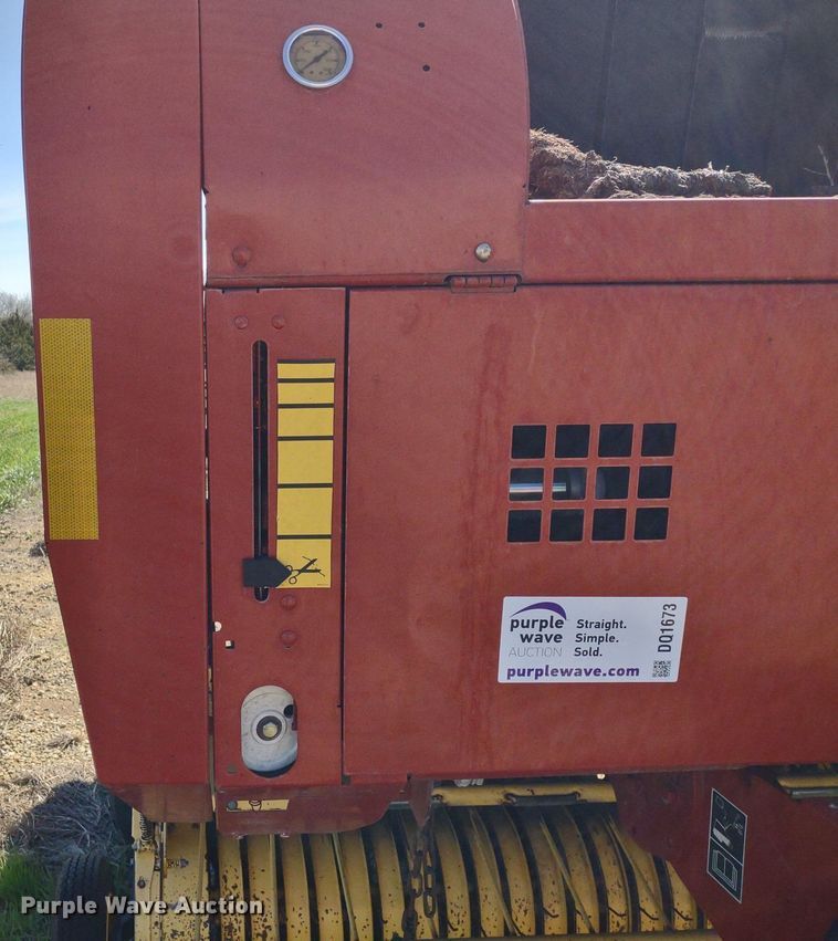 image for item DQ1673 2006 New Holland BR750A  round baler