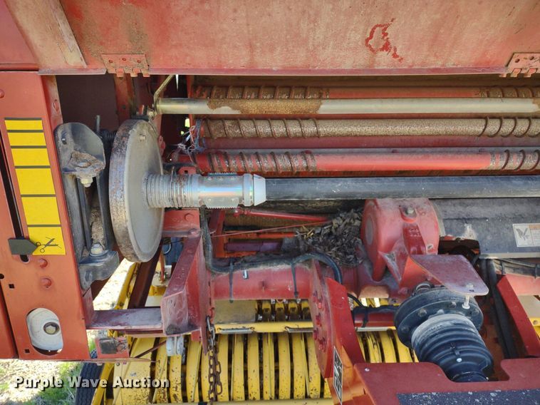 image for item DQ1673 2006 New Holland BR750A  round baler