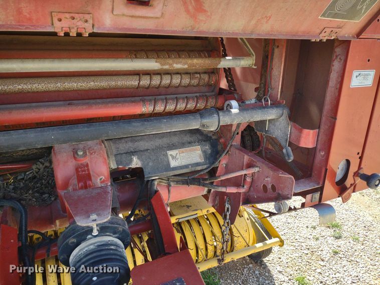 image for item DQ1673 2006 New Holland BR750A  round baler