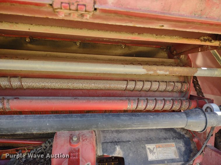 image for item DQ1673 2006 New Holland BR750A  round baler