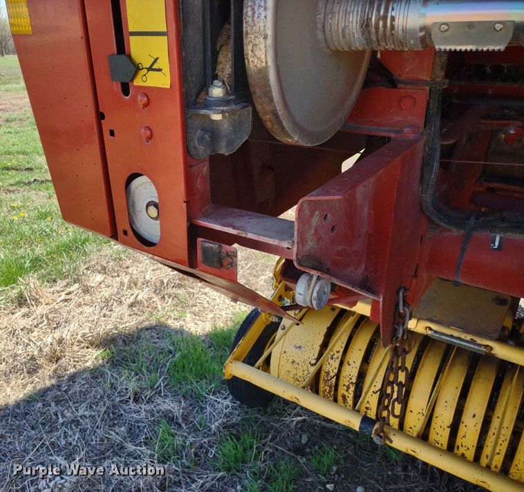 image for item DQ1673 2006 New Holland BR750A  round baler