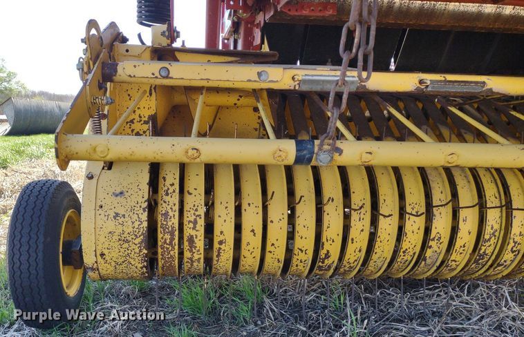image for item DQ1673 2006 New Holland BR750A  round baler