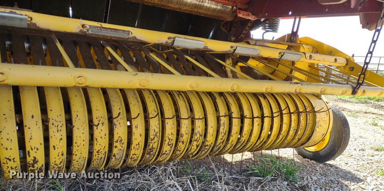 image for item DQ1673 2006 New Holland BR750A  round baler