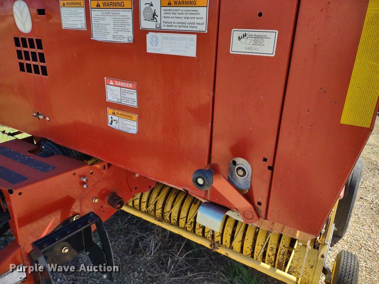 image for item DQ1673 2006 New Holland BR750A  round baler
