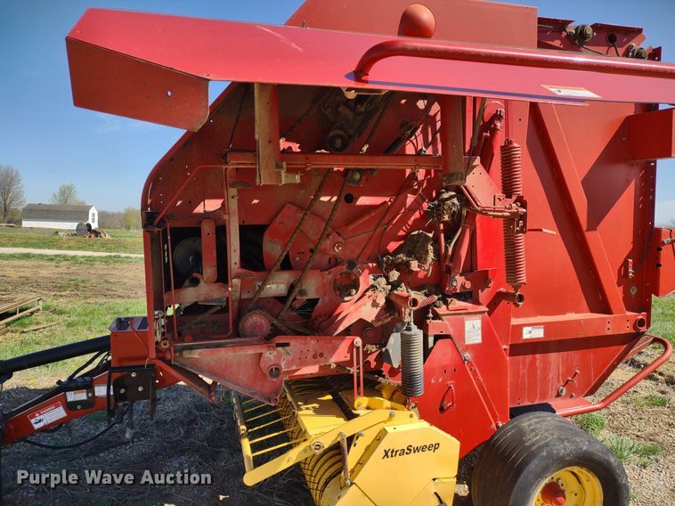 image for item DQ1673 2006 New Holland BR750A  round baler
