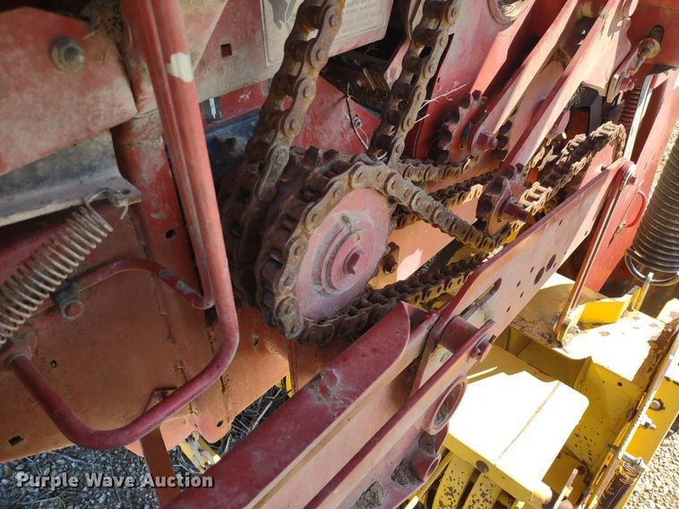 image for item DQ1673 2006 New Holland BR750A  round baler