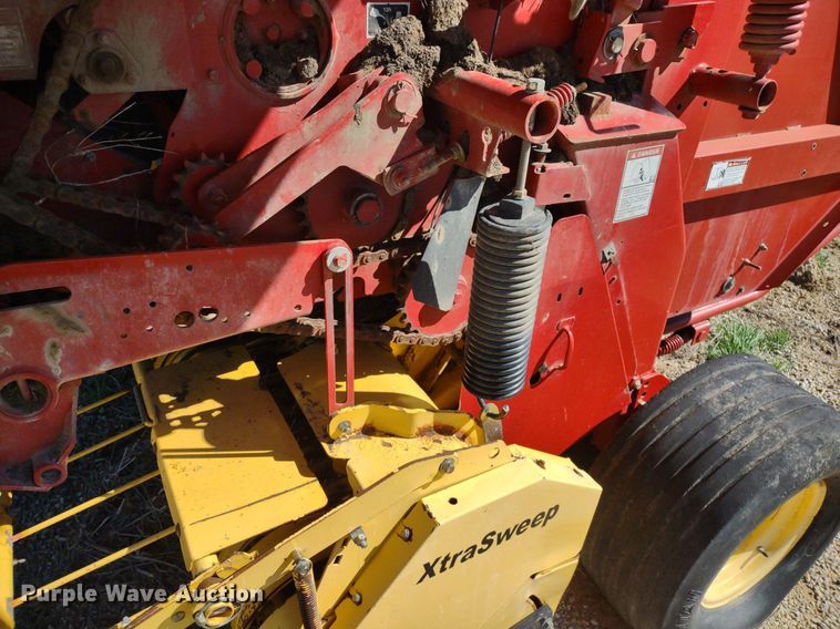 image for item DQ1673 2006 New Holland BR750A  round baler