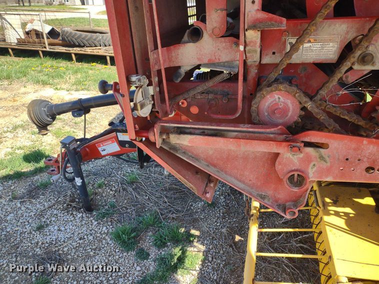 image for item DQ1673 2006 New Holland BR750A  round baler