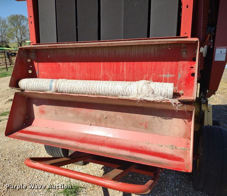 image for item DQ1673 2006 New Holland BR750A  round baler