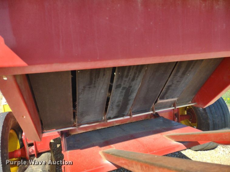 image for item DQ1673 2006 New Holland BR750A  round baler