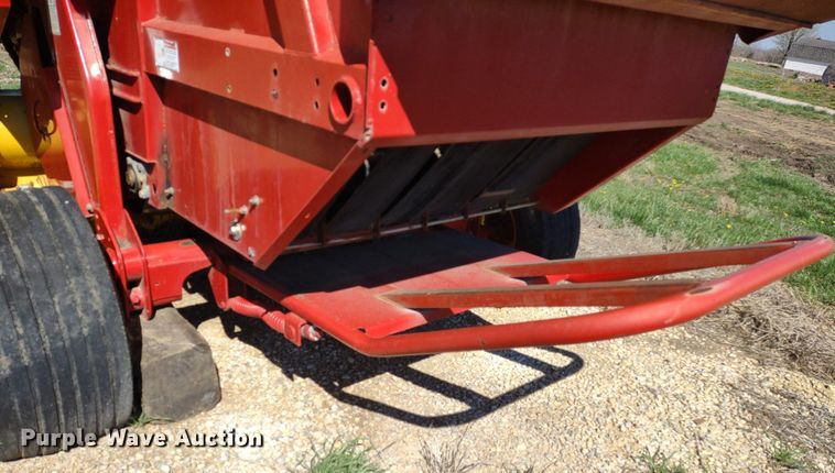 image for item DQ1673 2006 New Holland BR750A  round baler