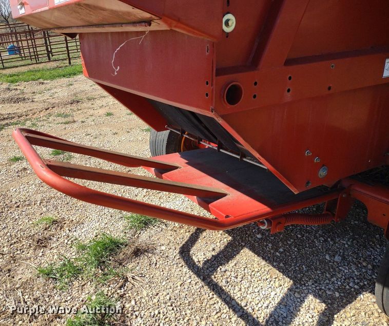 image for item DQ1673 2006 New Holland BR750A  round baler