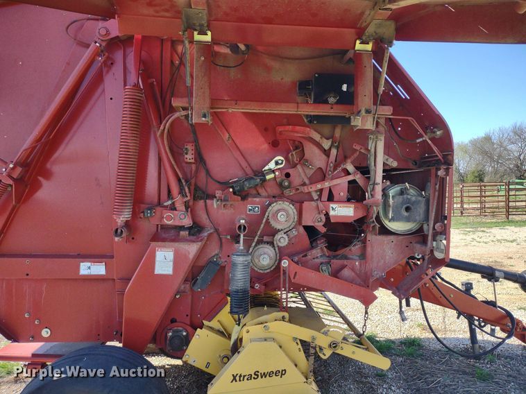 image for item DQ1673 2006 New Holland BR750A  round baler