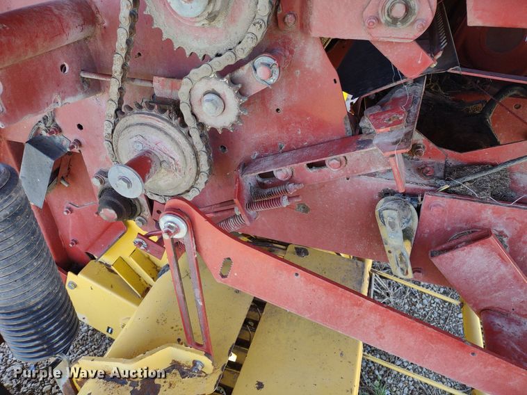 image for item DQ1673 2006 New Holland BR750A  round baler