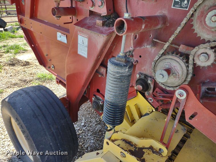 image for item DQ1673 2006 New Holland BR750A  round baler