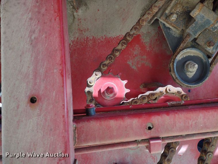 image for item DQ1673 2006 New Holland BR750A  round baler