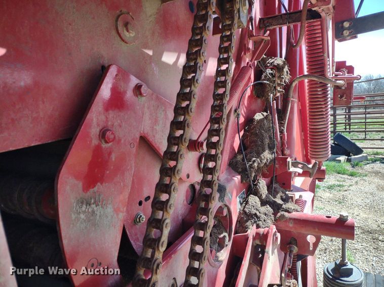 image for item DQ1673 2006 New Holland BR750A  round baler