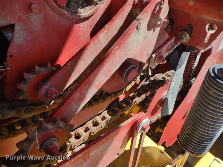 image for item DQ1673 2006 New Holland BR750A  round baler