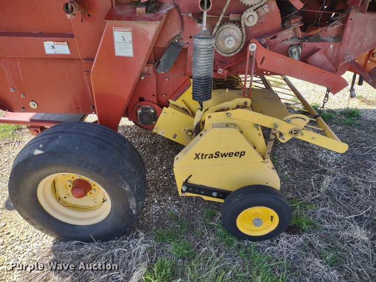 image for item DQ1673 2006 New Holland BR750A  round baler