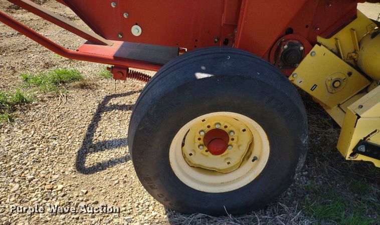 image for item DQ1673 2006 New Holland BR750A  round baler