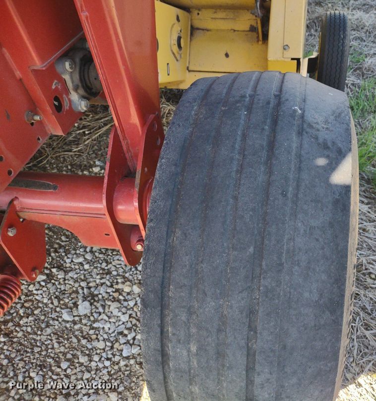 image for item DQ1673 2006 New Holland BR750A  round baler