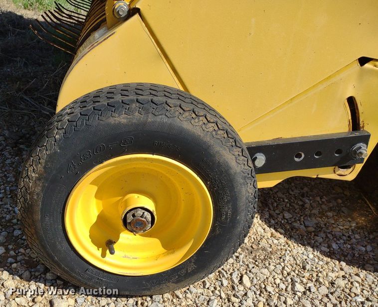 image for item DQ1673 2006 New Holland BR750A  round baler