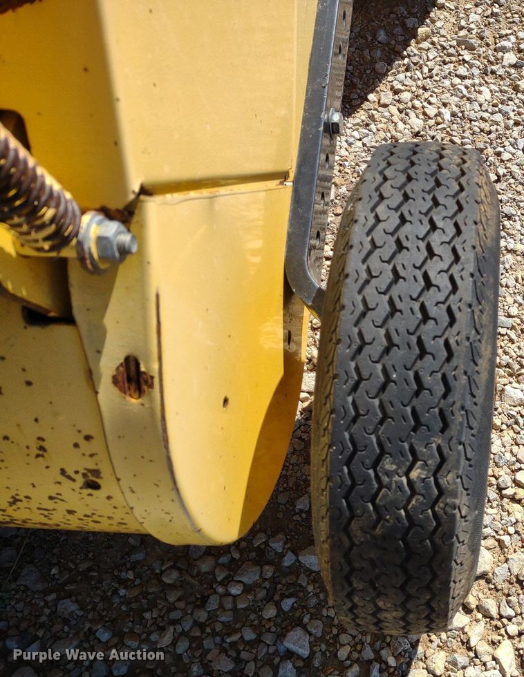 image for item DQ1673 2006 New Holland BR750A  round baler