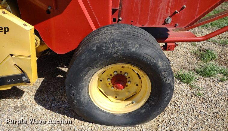 image for item DQ1673 2006 New Holland BR750A  round baler