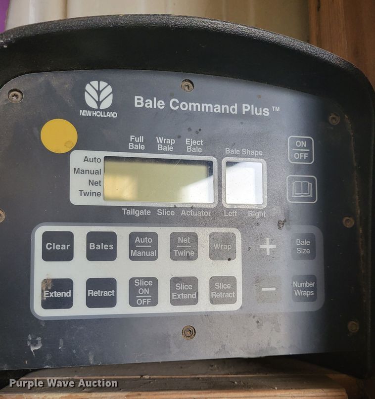 image for item DQ1673 2006 New Holland BR750A  round baler