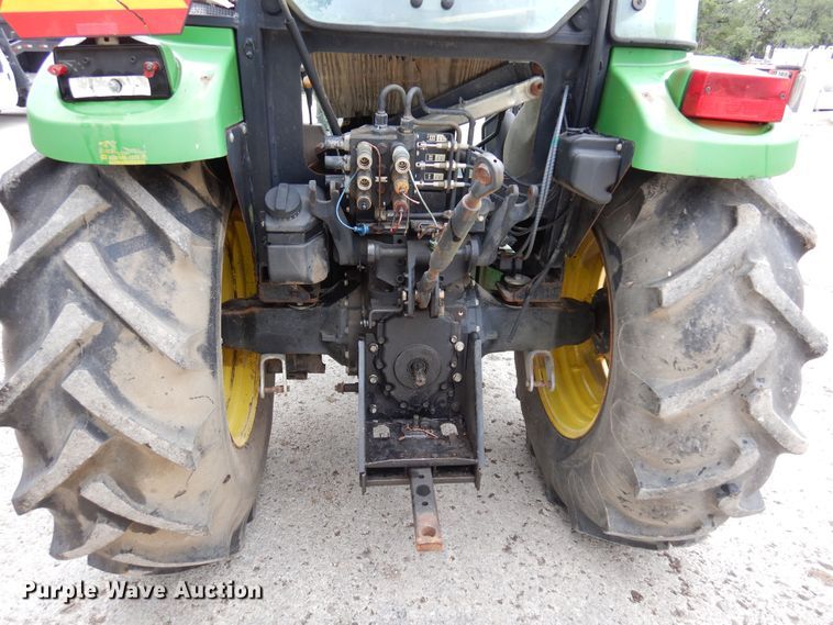 image for item DQ2034 2002 John Deere 5520  MFWD tractor