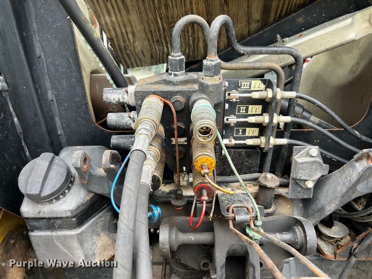 image for item DQ2034 2002 John Deere 5520  MFWD tractor