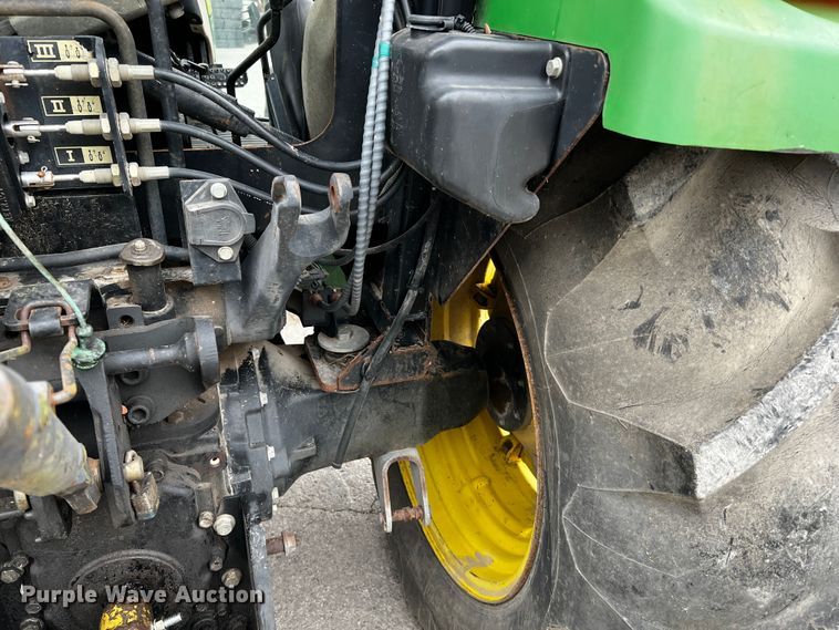 image for item DQ2034 2002 John Deere 5520  MFWD tractor