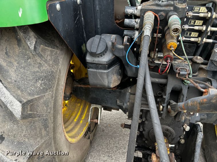 image for item DQ2034 2002 John Deere 5520  MFWD tractor
