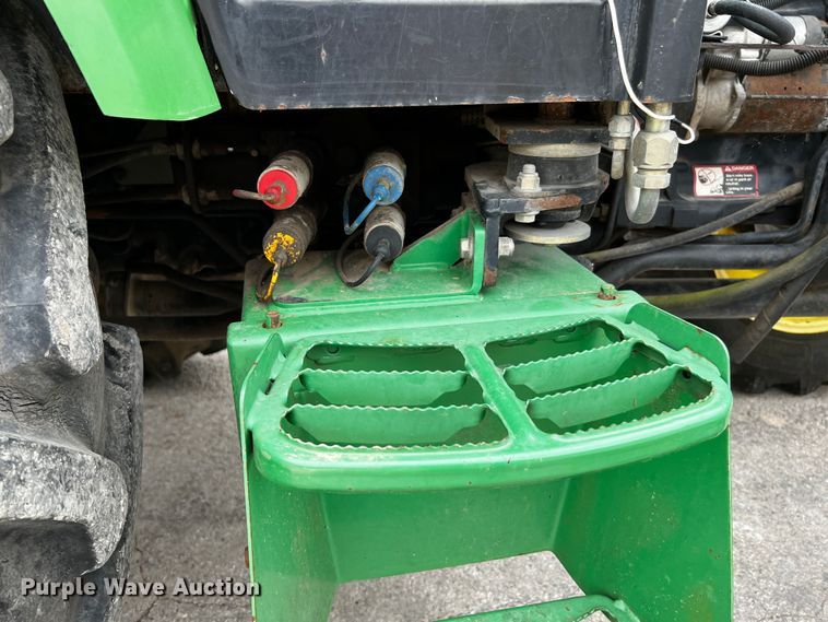 image for item DQ2034 2002 John Deere 5520  MFWD tractor