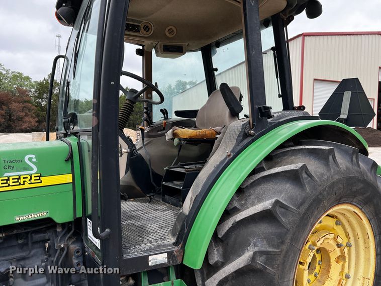 image for item DQ2034 2002 John Deere 5520  MFWD tractor