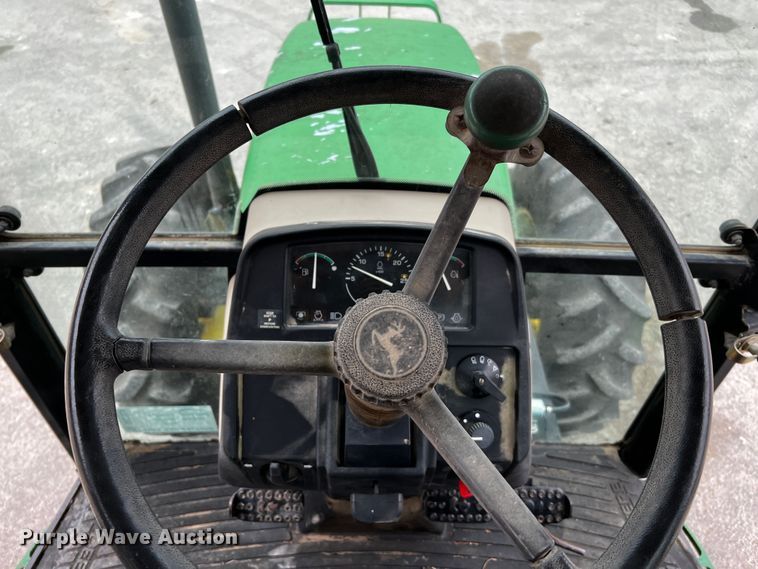 image for item DQ2034 2002 John Deere 5520  MFWD tractor