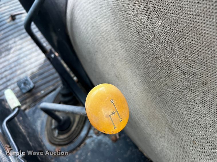 image for item DQ2034 2002 John Deere 5520  MFWD tractor