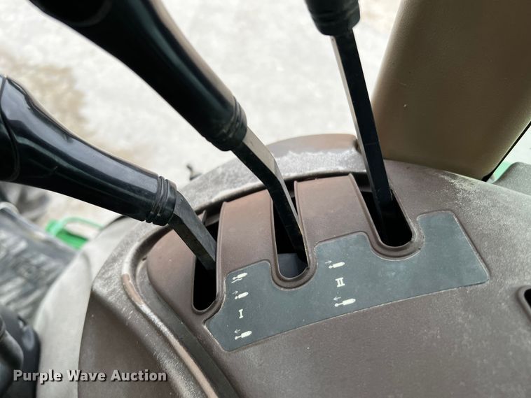 image for item DQ2034 2002 John Deere 5520  MFWD tractor