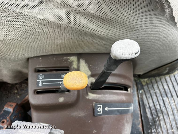 image for item DQ2034 2002 John Deere 5520  MFWD tractor