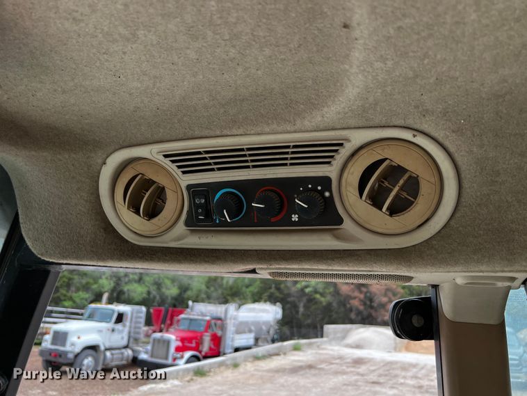 image for item DQ2034 2002 John Deere 5520  MFWD tractor